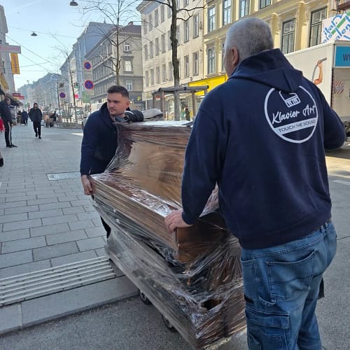 Klaviertransport Wien – Team von MK Klavier Art auf einer Wiener Straße